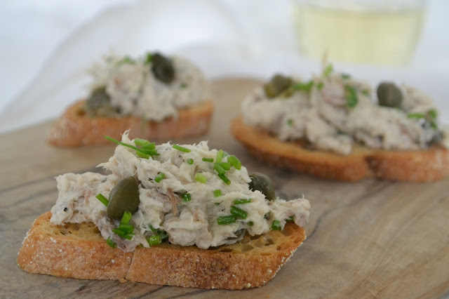 Gerookte makreelsalade met crostini en rode peper